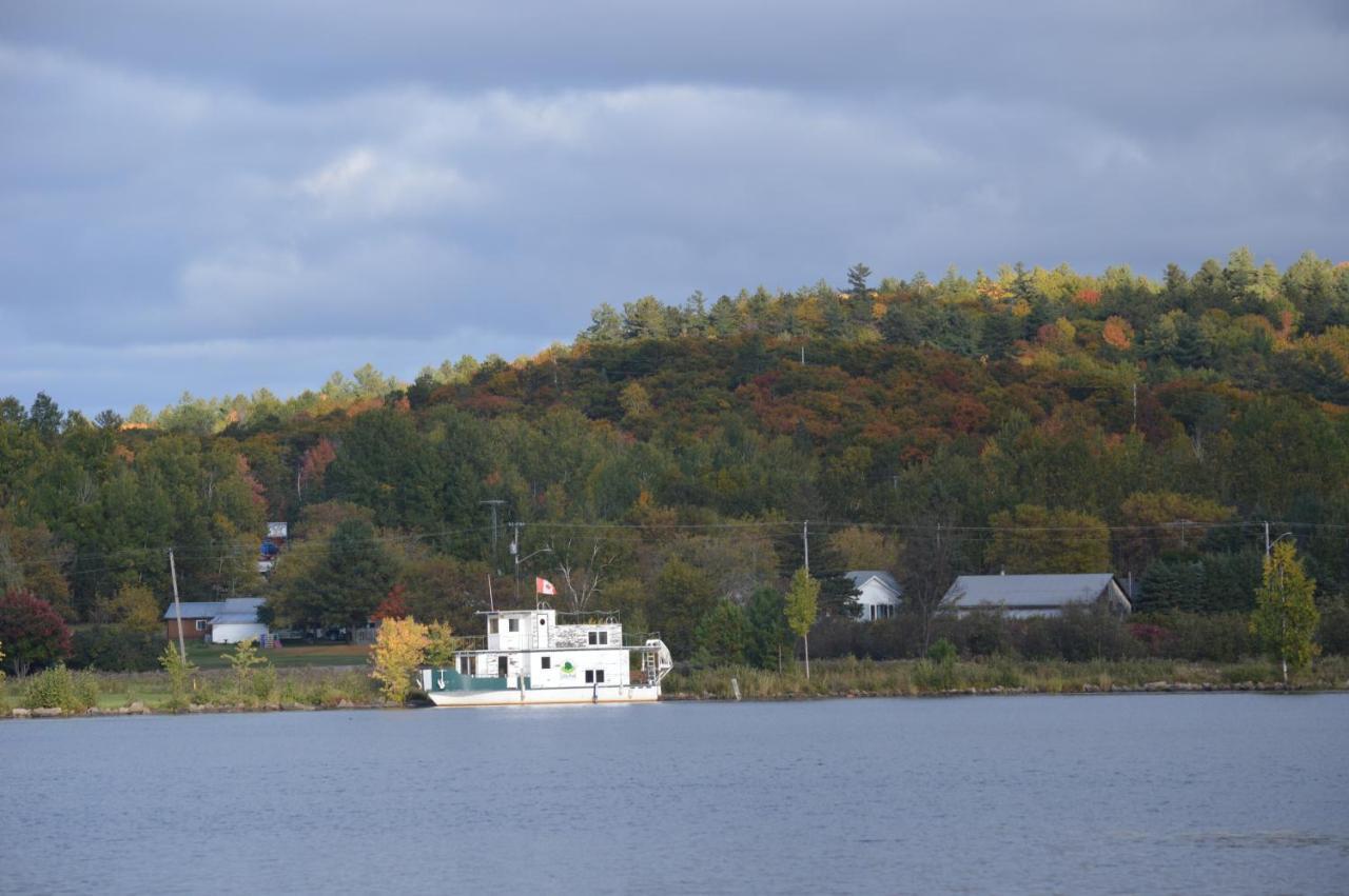 Pinewood Inn Barrys Bay 외부 사진